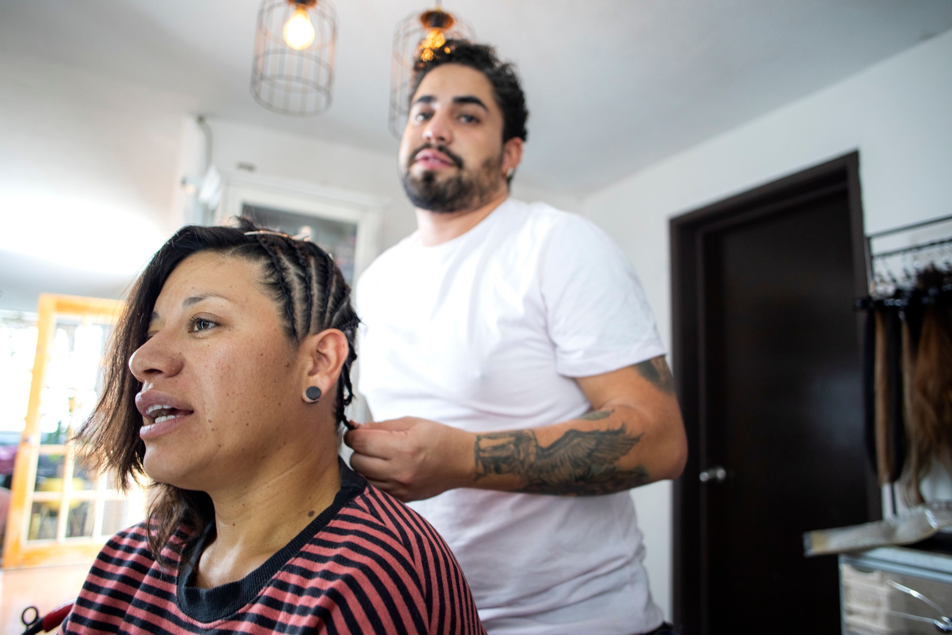 lgtb+ woman in the hairdressing salon